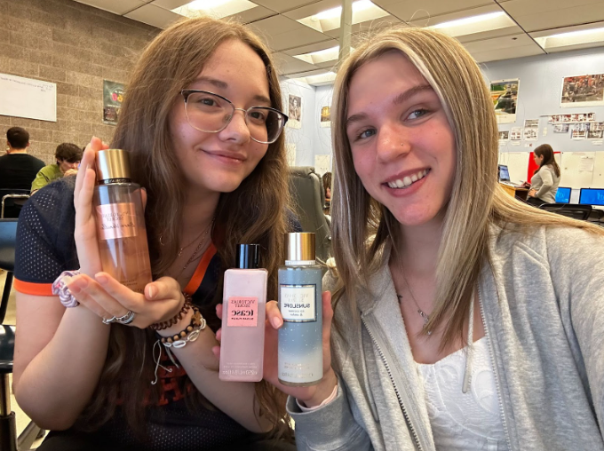 Students+showing+their+favorite+perfumes