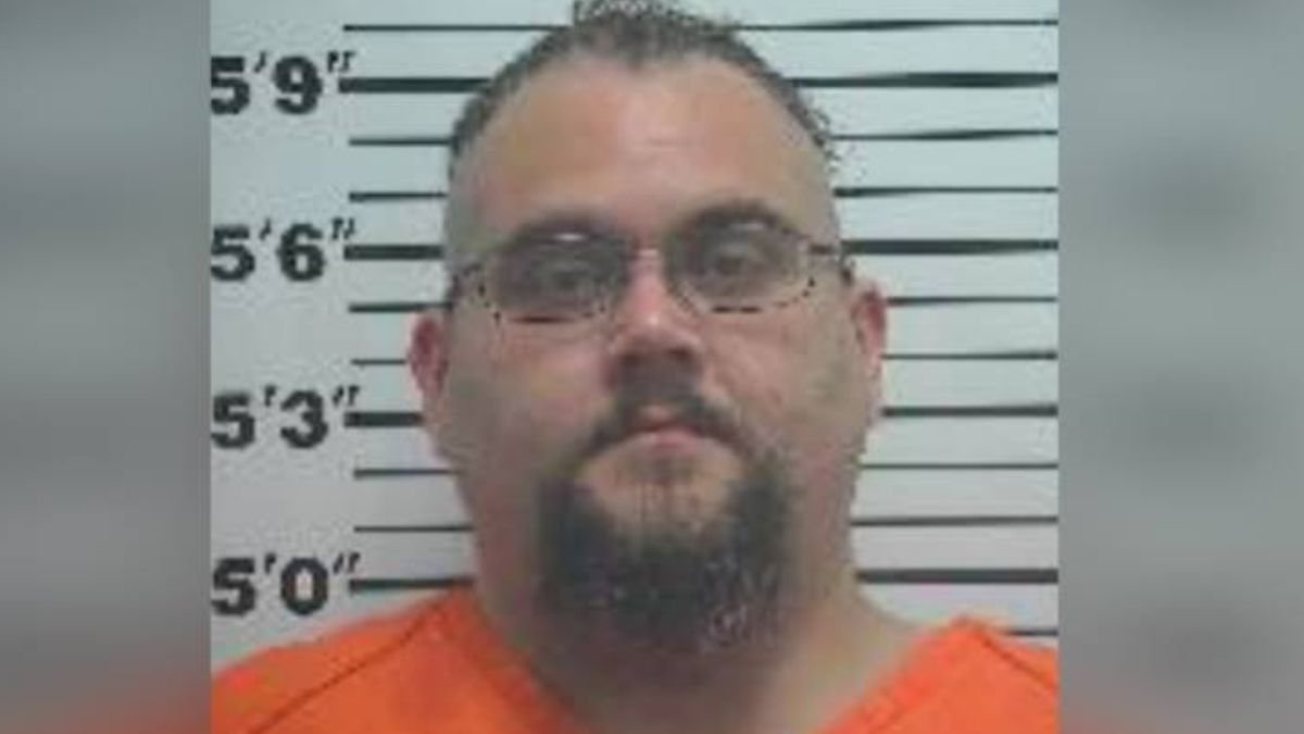 The arrest took place in St. Clairsville on May 21, 2026, after police say Kitchings attempted to meet someone he believed was a 14‑year‑old girl.